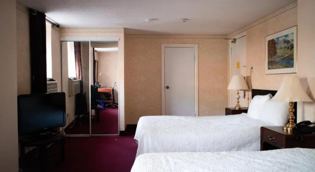 Четырёхместный номер Standard Royal Inn and Suites at Guelph