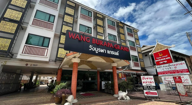 Wangburapa Grand Hotel, Забронировать Отель Отели Чиангмай с парковкой, рядом с Wat Srisupan, Парковка