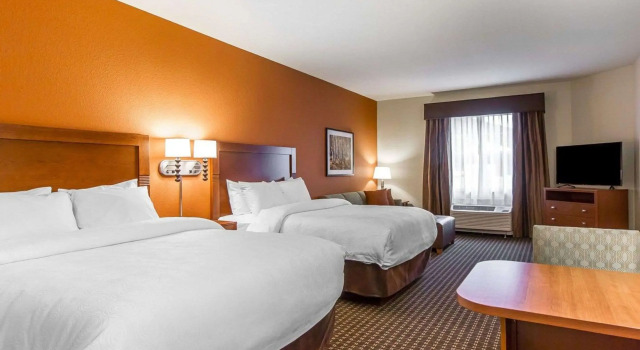 Четырёхместный номер Standard MainStay Suites Stanley