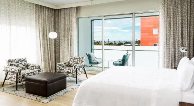 Люкс с балконом Hampton Inn & Suites Santa Monica