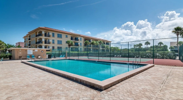 Magnificent Gulf Front Condo Located Directly On The Ocean! 2 Bedroom Condo by Redawning, Забронировать Апартаменты/квартира Отели Клируотер-Бич с парковкой, Парковка