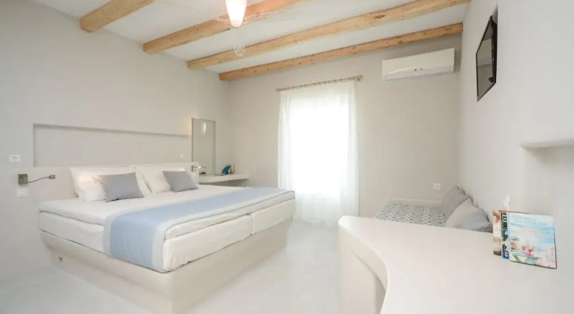 Полулюкс с балконом и с частичным видом на море Antony Suites