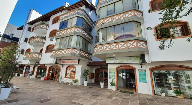 4 quartos, 4 banheiros, 150m da Rua Coberta