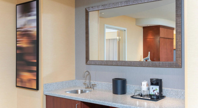 Двухместный люкс с 2 комнатами Courtyard Milwaukee Airport
