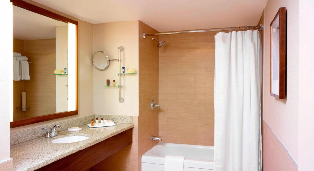Двухместный номер Standard с балконом и с видом на город Sheraton Vancouver Airport Hotel
