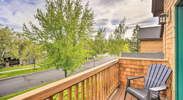 Sisters Getaway w/ Hot Tub ~ Half-mi to Dtwn!, Rezerwuj Hotel Hotele w Sisters z parkingiem, Parking