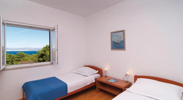 Amazing Home in Sutivan with Hot Tub, WiFi & 3 Bedrooms