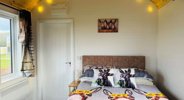 The Dozy Donkey Shepherd Hut & Sauna Farm Stay, Забронировать Фермерский дом Баллишаннон Донегал, рядом с Lakeside Centre