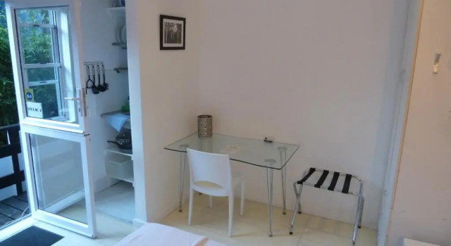Студия 4 on Highworth Apartments and Studios