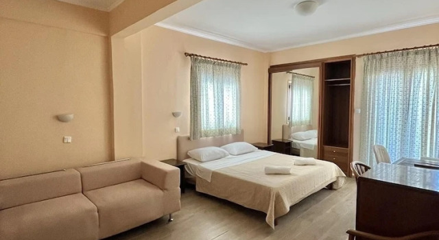 Четырёхместный номер Standard с балконом Saint George Hotel