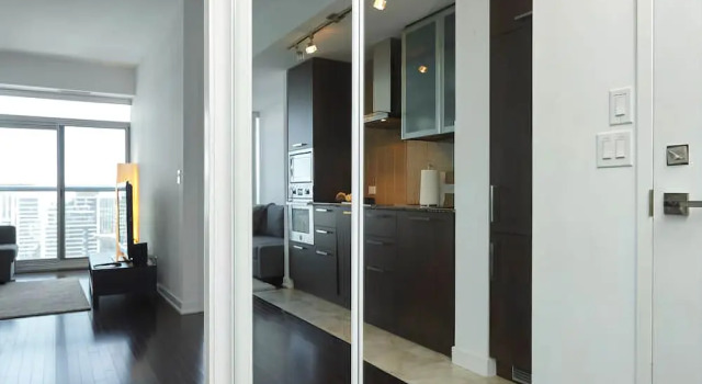 EG Suites - York St Condos 1 near CN Tower offered by Short Term Stays, Забронировать Отель Торонто Greater Toronto Area, рядом с Театр Принцесса Уэльса