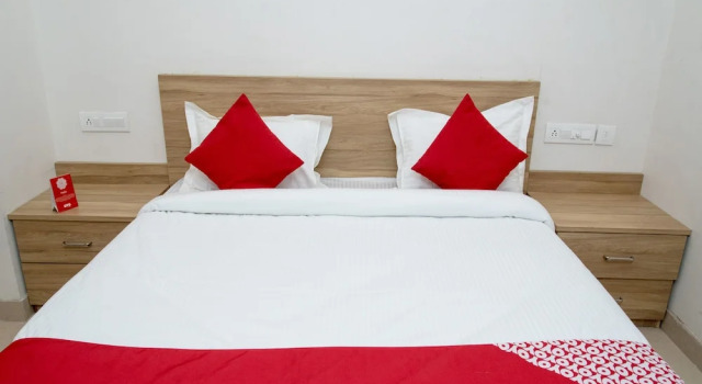 OYO 14110 Home Modern Stay Airport Road, Забронировать Отель Отели штата Раджастхана с парковкой, Парковка