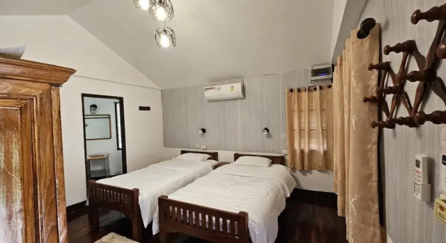 Кровать в общем номере Holiday Resort Rimping