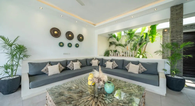 Вилла с 3 комнатами Villa Tira - Elegant 3BR in Central Seminyak