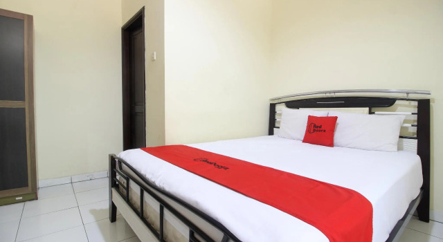 Кровать в общем номере RedDoorz near RS Sarjito Yogyakarta 2