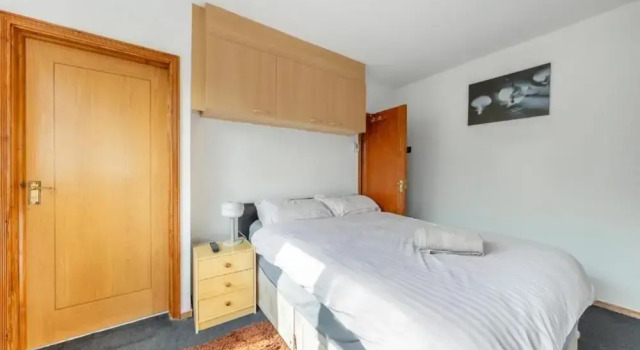 5-bed House - Sleeps 10 - Garden - Parking, Забронировать Дом для отпуска Барнет Лондон, рядом с Гольф-клуб South Herts