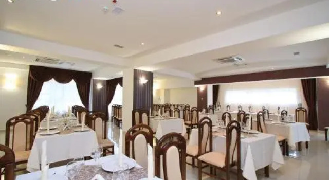 Hotel President, Varaa Hotelli Hotellit Carpathians - Romania uima-altaalla, Uima-allas