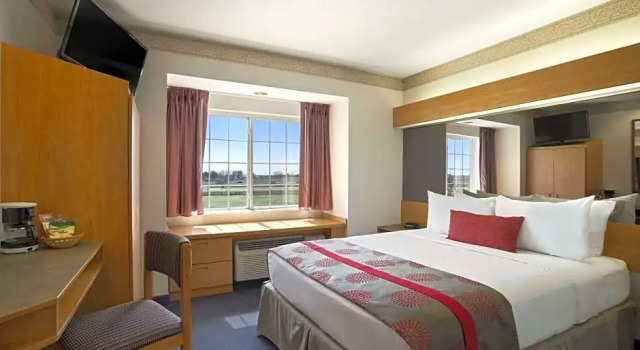 Люкс Ramada Limited by Wyndham, Bloomington I-55 & I-74 IL