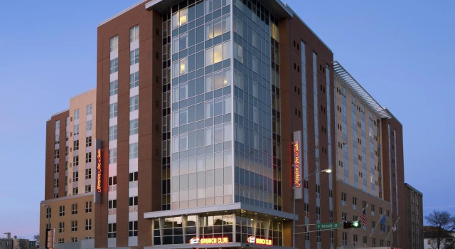 Кровать в общем номере Hampton Inn & Suites Madison Downtown