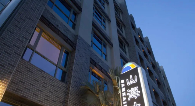 Кровать в общем номере Sankaikan Hotel