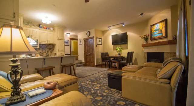 Lake Haus #C9 by Book by Owner, Rezerwuj Hotel Hotele w Vail Ski z parkingiem, Parking