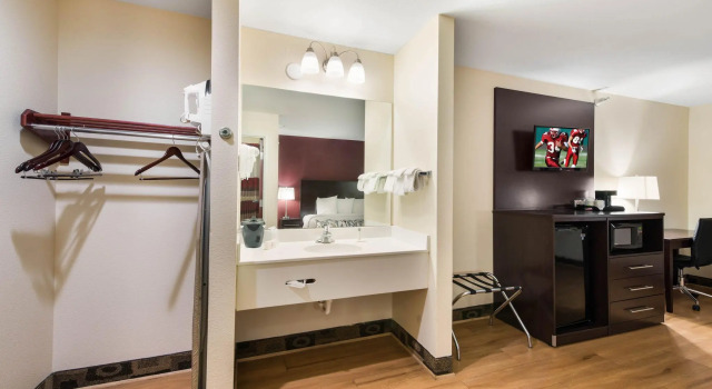 Двухместный номер Deluxe Econo Lodge Inn & Suites
