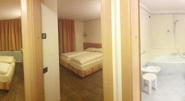 Четырёхместный номер Standard с балконом Hotel Amerikan