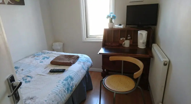 Tiny Single shared bathroom Room ssbyr, Забронировать Гостевой дом Отели Middlesex с парковкой, Парковка