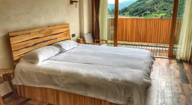 Двухместный номер Deluxe с балконом и с видом на озеро The Lake View Deyishe Resort in Thousand Island Lake