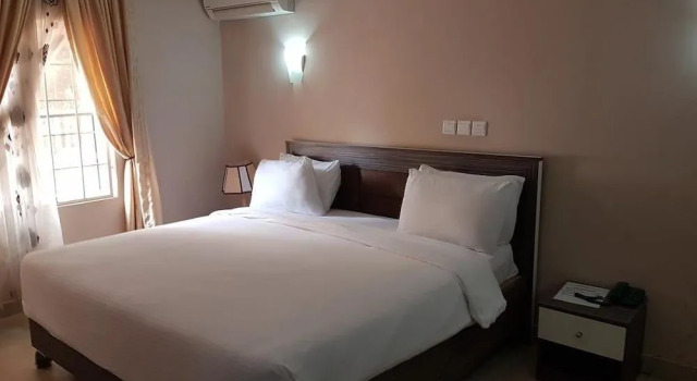 Emzrel Hotel & Suites