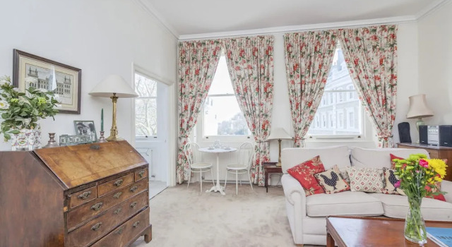 Classic South Kensington Home with Balcony, Забронировать Отель Отели Лондона 3 звезды, рядом с Здание «Мишлен Хауз», 3*