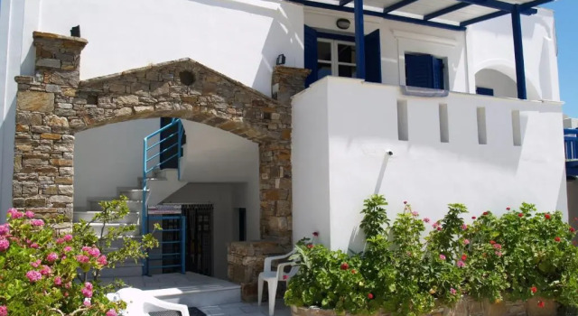Flora Apartments & Studios