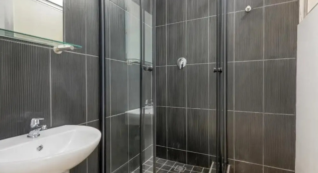 Кровать в общем номере (мужской номер) Inn & Out Express Sea Point