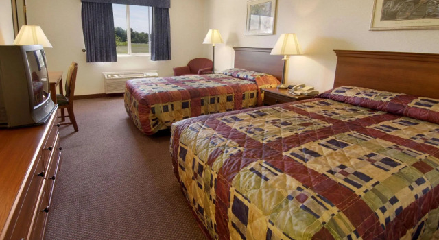 Четырёхместный номер Standard LakeWood Inn & Suites