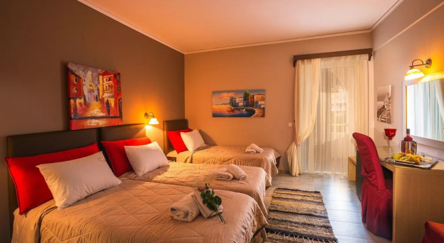 Трёхместный номер Standard с балконом и с видом на город Kyparissia Beach Hotel