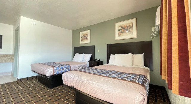 Standard Vierer Zimmer Budget Inn Ada
