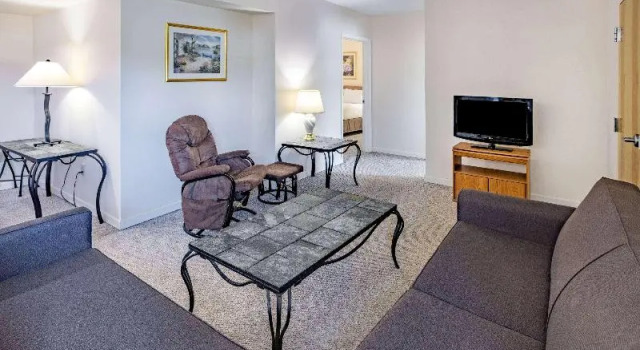 Люкс Deluxe Microtel Inn & Suites by Wyndham Plattsburgh