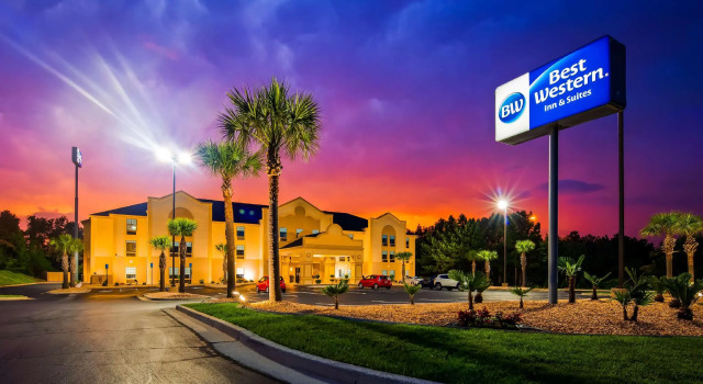 Кровать в общем номере Best Western Bradbury Inn & Suites