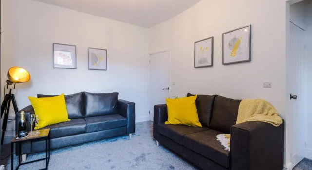 Spacious 4-bed house in Crewe by 53 Degrees Property, ideal for Business & Contractors, Great Location - Sleeps 8