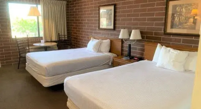 Номер Standard Days Inn by Wyndham Lake Point