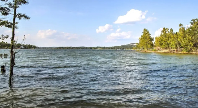 Hot Tub & Wooded Views: Lakefront Blue Eye Cottage, Varaa Lomakoti Blue Eye 