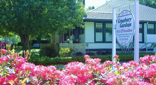Granbury Gardens Bed and Breakfast, Забронировать Отель Гранбери Dallas - Fort Worth Metropolitan Area, рядом с Hood County Jail and Historical Museum