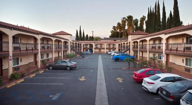 Travelodge Inn & Suites by Wyndham West Covina, Забронировать Мини-отель Уэст-Ковина Большой Лос-Анджелес