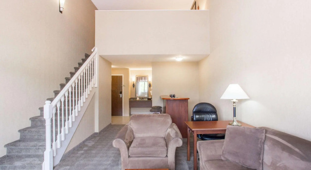 Люкс Ramada by Wyndham Kelowna Hotel & Conference Center