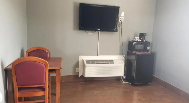 Четырёхместный номер Standard Eagle Inn Motel