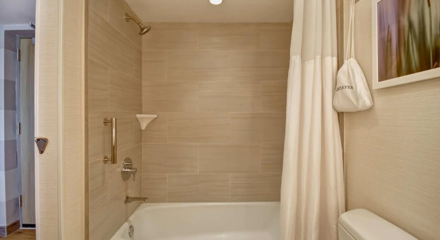 Четырёхместный номер Standard с балконом и oceanfront DoubleTree by Hilton Virginia Beach