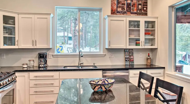 Коттедж с 3 комнатами Flagstaff Family Retreat w/ Patio & Mountain Views