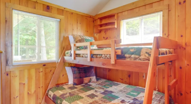 Коттедж с 2 комнатами Kalkaska Retreat: Private Hot Tub, Dock, Fireplace