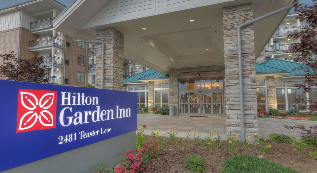 Кровать в общем номере Hilton Garden Inn Pigeon Forge