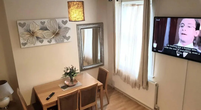 Cedar Villa - Inviting 5-bed House in Chatham-, Забронировать Вилла Отели Англии 3 звезды, 3*